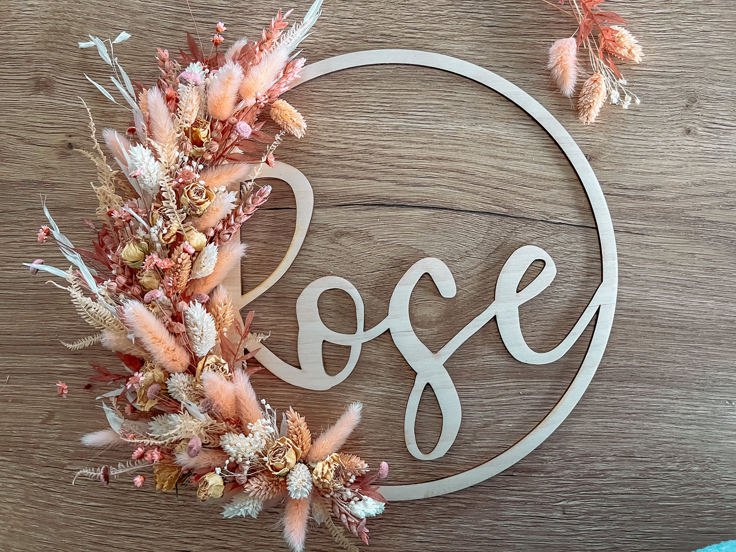 Houten naamcirkel met droogbloemen